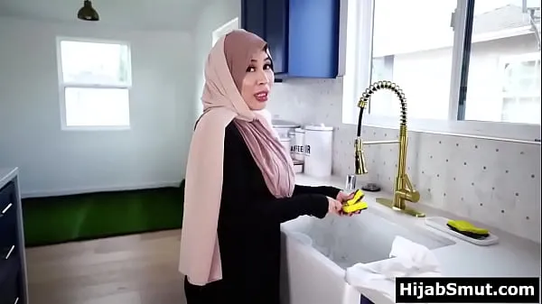 Hijab wearing muslim MILF caught husband fucking sex toy Klip halus panas