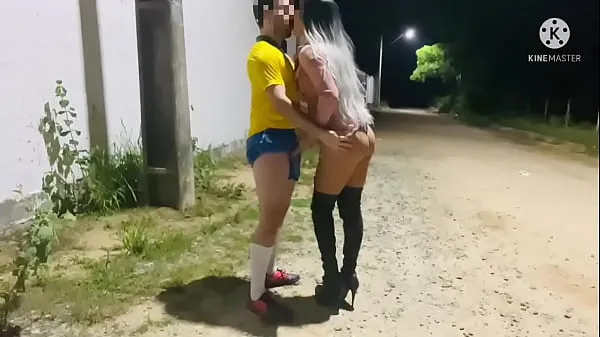 Hete FOOTBALL PLAYER FUCKING A CUZINHO IN THE MIDDLE OF THE STREET fijne clips