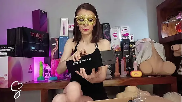Vroči Sarah Sue Unboxing Mysterious Box of Sex Toys fini posnetki