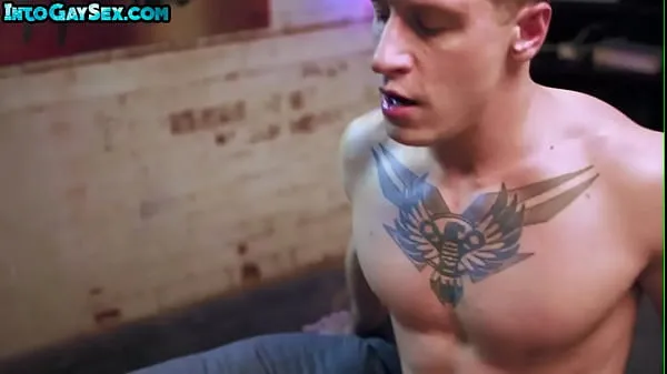 Hot Tattooed handsome bottom assfucked by top BF o the couch fine klipp