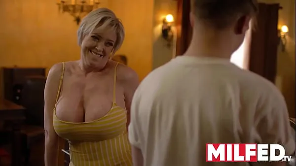 Heta Mother-in-law Seduces him with her HUGE Tits (Dee Williams) — MILFED fina klipp