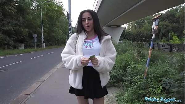 Agente público - linda jovem britânica morena chupa e fode o pau grande do lado de fora depois de quase ser atropelada por um táxi falso fugitivo clipes excelentes