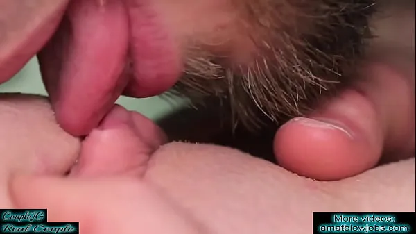 热PUSSY LICKING. Close up clit licking, pussy fingering and real female orgasm. Loud moaning orgasm细夹