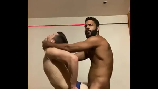 Hotte Taking advantage of the empty room to fuck at the party fine klip