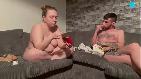 Vroči Young couple eat naked together fini posnetki