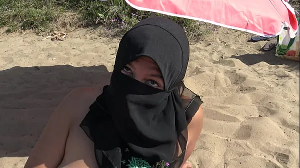 热Arab milf enjoys hardcore sex on the beach in France细夹