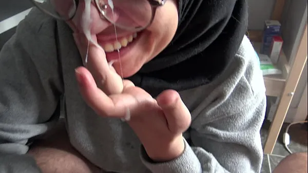 Heiße Ein muslimisches Mädchen ist verstört, als sie den großen französischen Schwanz ihres Lehrers siehtfeine Clips