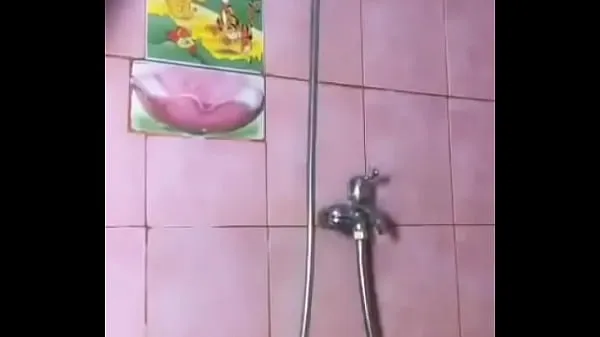 Hot Pinkie takes a bath fine klipp
