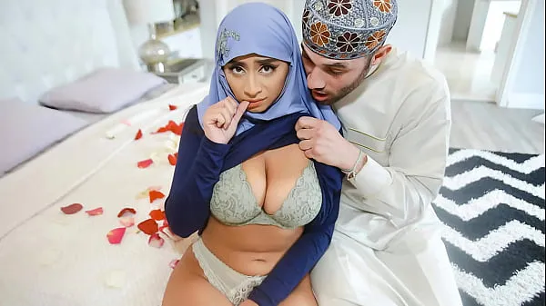 Vroči Arab Husband Trying to Impregnate His Hijab Wife - HijabLust fini posnetki