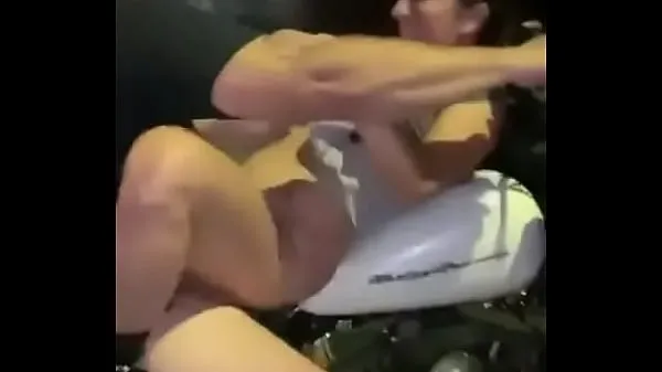 Hotte Crazy couple having sex on a motorbike - Full Video Visit fine klip
