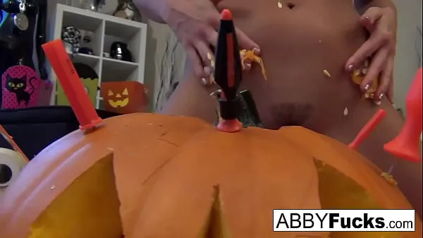 Menő Abigail carves a pumpkin then plays with herself finom klipek