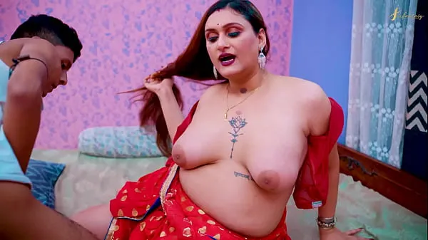 हॉट A sexy lady house owner seduces her servant for sex बढ़िया क्लिप्स