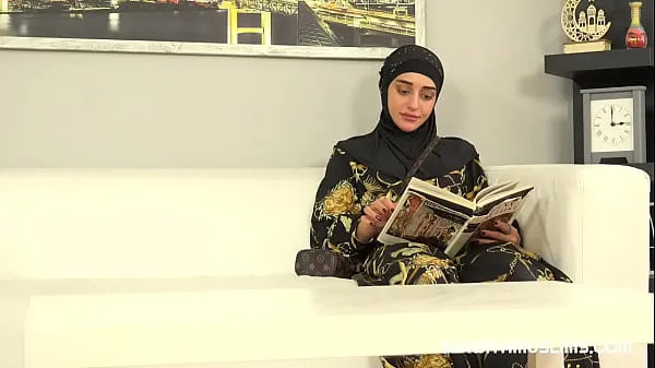 Горячие Милая женщина в хиджабе примерила член продавца вместо новой одеждыпрекрасные клипы