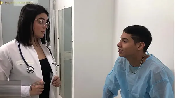 Heiße sexy doctor fucks her patient with giant cock - big assesfeine Clips