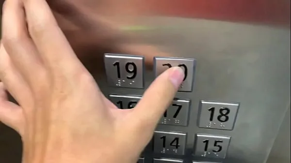 Heiße Sex in der Öffentlichkeit, im Aufzug mit einem Fremden und sie erwischen unsfeine Clips