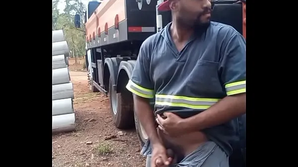 Heta Worker Masturbating on Construction Site Hidden Behind the Company Truck fina klipp