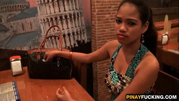 Travieso asiático bargirl pagado para chupar polla clips excelentes
