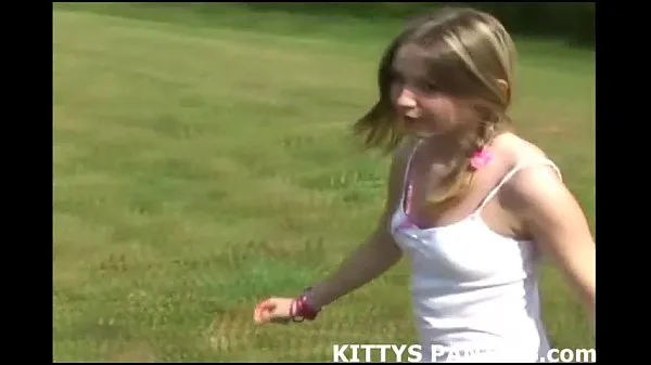 Horúce Innocent teen Kitty flashing her pink panties jemné klipy