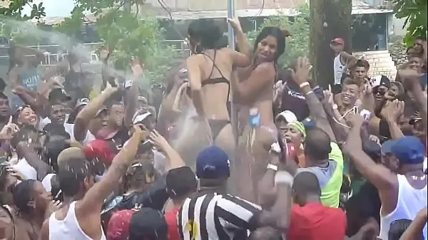 Hotte Women undress at Panamanian carnival - 2014 fine klip