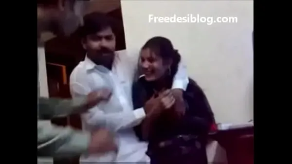 Une fille et un garçon pakistanais s'amusent dans une chambre d'auberge bons clips chauds