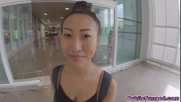 Heiße Die vollbusige Asiatin Sharon Lee wird auf dem öffentlichen Parkplatz des Flughafens geficktfeine Clips