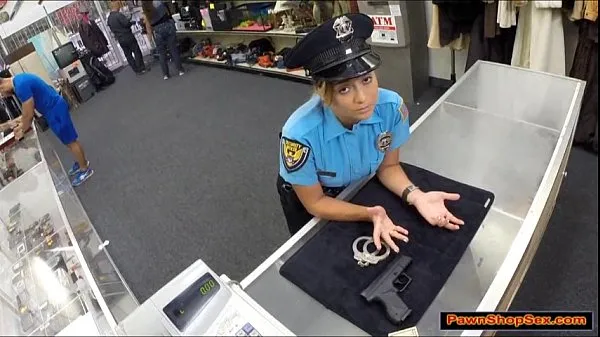 Hotte Police officer pawns her gun and is fucked fine klip