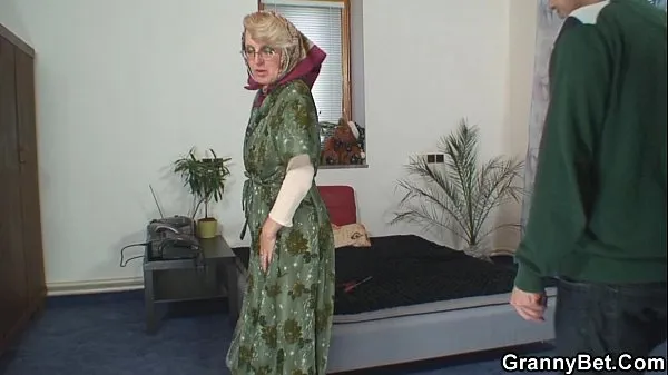 Lonely old grandma pleases an young guy Clip hay hấp dẫn